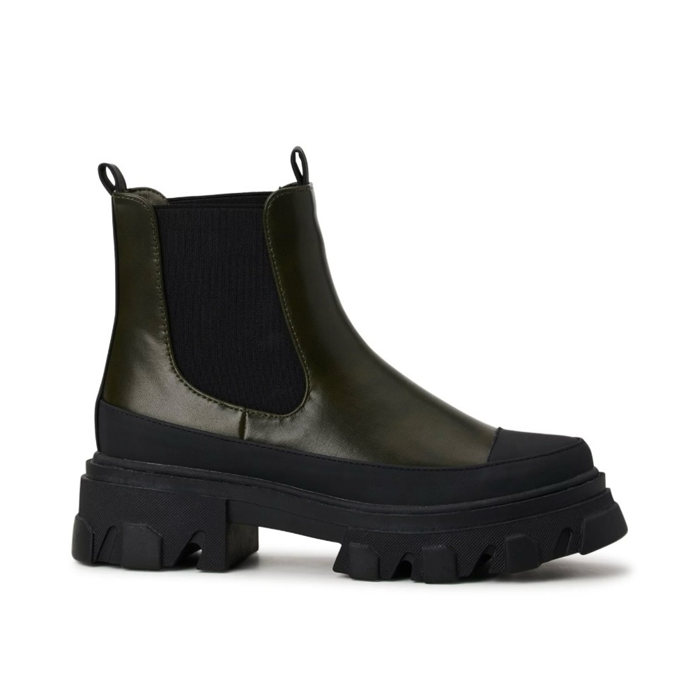 Portland Chelsea Boots 7.5 NWOT